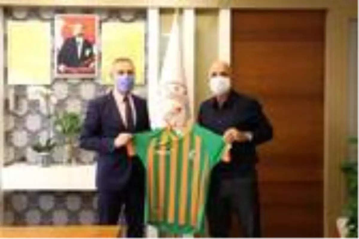 Başkan Çavuşoğlu'ndan İl Milli Eğitim Müdürü Er'e forma