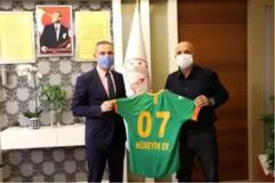 Başkan Çavuşoğlu'ndan İl Milli Eğitim Müdürü Er'e forma Başkan Çavuşoğlu'ndan İl Milli Eğitim Müdürü Er'e forma