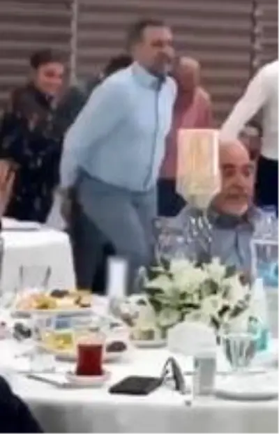 Bayraklı Belediye Başkanı CHP'li Sandal'ın 'Muhtarlar Günü'nde çektiği 'halay'a tepki Bayraklı Belediye Başkanı CHP'li Sandal'ın 'Muhtarlar Günü'nde çektiği 'halay'a tepki