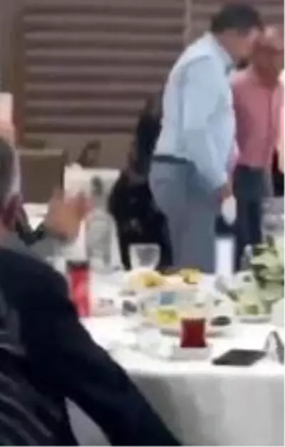 Bayraklı Belediye Başkanı CHP'li Sandal'ın 'Muhtarlar Günü'nde çektiği 'halay'a tepki Bayraklı Belediye Başkanı CHP'li Sandal'ın 'Muhtarlar Günü'nde çektiği 'halay'a tepki