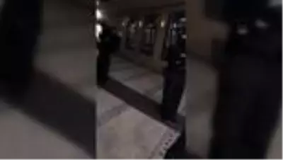 Berlin'de polisin camide yaptığı aramalar sırasında halılara botlarla basmasına Müslümanlardan tepki Berlin'de polisin camide yaptığı aramalar sırasında halılara botlarla basmasına Müslümanlardan tepki