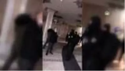 Berlin'de polisin camide yaptığı aramalar sırasında halılara botlarla basmasına Müslümanlardan tepki Berlin'de polisin camide yaptığı aramalar sırasında halılara botlarla basmasına Müslümanlardan tepki