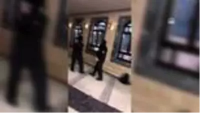 Berlin'de polisin camide yaptığı aramalar sırasında halılara botlarla basmasına Müslümanlardan tepki Berlin'de polisin camide yaptığı aramalar sırasında halılara botlarla basmasına Müslümanlardan tepki