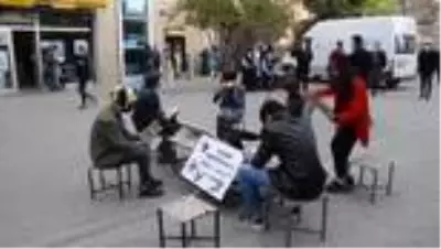Bitlis'te Kovid-19'a dikkati çekmek için tiyatro oyunu sahnelendi Bitlis'te Kovid-19'a dikkati çekmek için tiyatro oyunu sahnelendi
