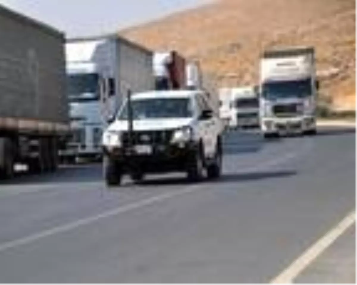 BM'den İdlib'e 52 TIR insani yardım