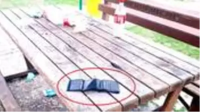 Cüzdanını parkta düşüren şahıs, masada bıraktığı çöpleri toplayınca kimliğini geri alabildi Cüzdanını parkta düşüren şahıs, masada bıraktığı çöpleri toplayınca kimliğini geri alabildi