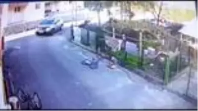 Dalgın sürücü çocuğun bisikletini ezip yoluna böyle devam etti Dalgın sürücü çocuğun bisikletini ezip yoluna böyle devam etti