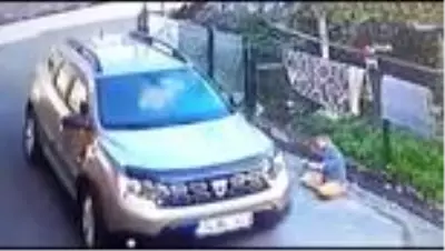 Dalgın sürücü çocuğun bisikletini ezip yoluna böyle devam etti Dalgın sürücü çocuğun bisikletini ezip yoluna böyle devam etti