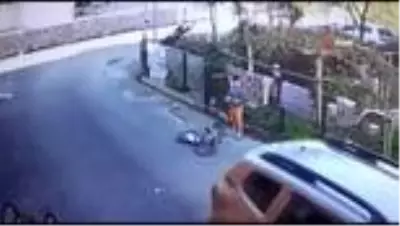 Dalgın sürücü çocuğun bisikletini ezip yoluna böyle devam etti Dalgın sürücü çocuğun bisikletini ezip yoluna böyle devam etti