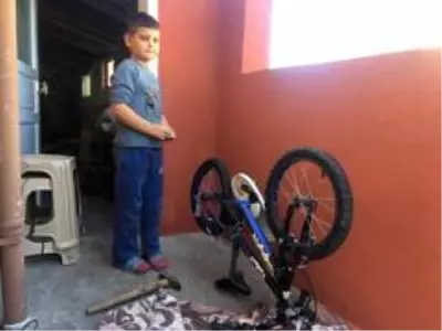 Dalgın sürücü çocuğun bisikletini ezip yoluna böyle devam etti Dalgın sürücü çocuğun bisikletini ezip yoluna böyle devam etti
