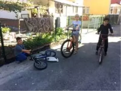 Dalgın sürücü çocuğun bisikletini ezip yoluna böyle devam etti Dalgın sürücü çocuğun bisikletini ezip yoluna böyle devam etti
