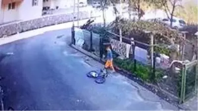 Dalgın sürücü çocuğun bisikletini ezip yoluna böyle devam etti Dalgın sürücü çocuğun bisikletini ezip yoluna böyle devam etti