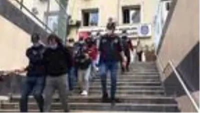Duvarı delip girdikleri iş yerinden hırsızlık yapan 4 şüpheli böyle yakalandı Duvarı delip girdikleri iş yerinden hırsızlık yapan 4 şüpheli böyle yakalandı