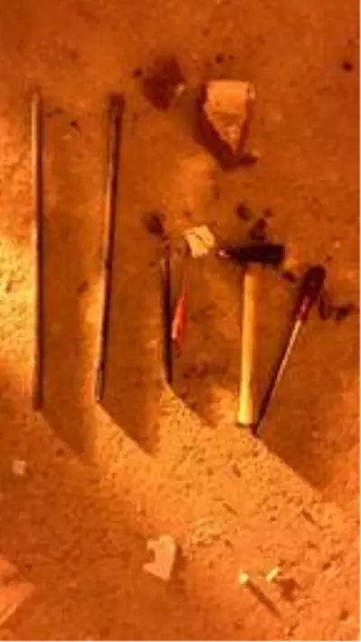 Duvarı delip girdikleri iş yerinden hırsızlık yapan 4 şüpheli böyle yakalandı Duvarı delip girdikleri iş yerinden hırsızlık yapan 4 şüpheli böyle yakalandı
