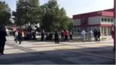 Son dakika haberleri | Düzce Valiliğinde güvenlik noktasındaki biber gazı patladı Son dakika haberleri | Düzce Valiliğinde güvenlik noktasındaki biber gazı patladı