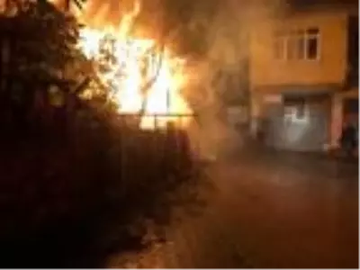 Fırından sıçrayan kıvılcımlar odunluğu yaktı Fırından sıçrayan kıvılcımlar odunluğu yaktı