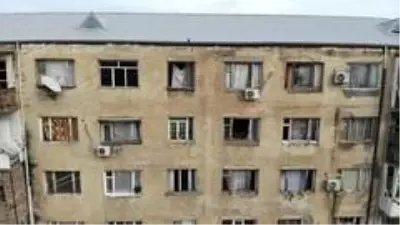 Son dakika haberi | - Gence'de füze saldırısı sonucu camları kırılan savaşzedeler kırılan camlarını naylon ve kilimle örttü Son dakika haberi | - Gence'de füze saldırısı sonucu camları kırılan savaşzedeler kırılan camlarını naylon ve kilimle örttü