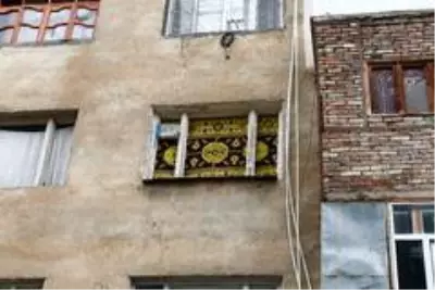 Son dakika haberi | - Gence'de füze saldırısı sonucu camları kırılan savaşzedeler kırılan camlarını naylon ve kilimle örttü Son dakika haberi | - Gence'de füze saldırısı sonucu camları kırılan savaşzedeler kırılan camlarını naylon ve kilimle örttü