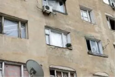 Son dakika haberi | - Gence'de füze saldırısı sonucu camları kırılan savaşzedeler kırılan camlarını naylon ve kilimle örttü Son dakika haberi | - Gence'de füze saldırısı sonucu camları kırılan savaşzedeler kırılan camlarını naylon ve kilimle örttü