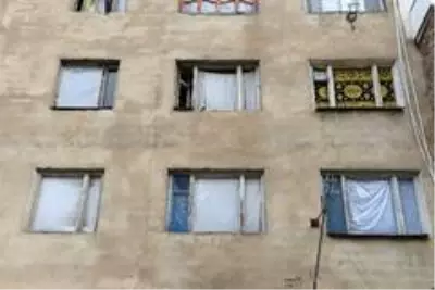 Son dakika haberi | - Gence'de füze saldırısı sonucu camları kırılan savaşzedeler kırılan camlarını naylon ve kilimle örttü Son dakika haberi | - Gence'de füze saldırısı sonucu camları kırılan savaşzedeler kırılan camlarını naylon ve kilimle örttü