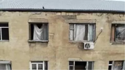 Son dakika haberi | - Gence'de füze saldırısı sonucu camları kırılan savaşzedeler kırılan camlarını naylon ve kilimle örttü Son dakika haberi | - Gence'de füze saldırısı sonucu camları kırılan savaşzedeler kırılan camlarını naylon ve kilimle örttü