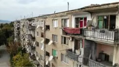 Son dakika haberi | - Gence'de füze saldırısı sonucu camları kırılan savaşzedeler kırılan camlarını naylon ve kilimle örttü Son dakika haberi | - Gence'de füze saldırısı sonucu camları kırılan savaşzedeler kırılan camlarını naylon ve kilimle örttü