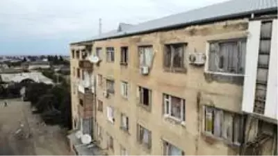 Son dakika haberi | - Gence'de füze saldırısı sonucu camları kırılan savaşzedeler kırılan camlarını naylon ve kilimle örttü Son dakika haberi | - Gence'de füze saldırısı sonucu camları kırılan savaşzedeler kırılan camlarını naylon ve kilimle örttü