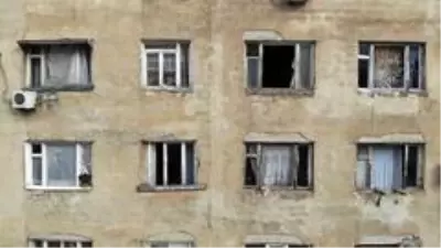 Son dakika haberi | - Gence'de füze saldırısı sonucu camları kırılan savaşzedeler kırılan camlarını naylon ve kilimle örttü Son dakika haberi | - Gence'de füze saldırısı sonucu camları kırılan savaşzedeler kırılan camlarını naylon ve kilimle örttü