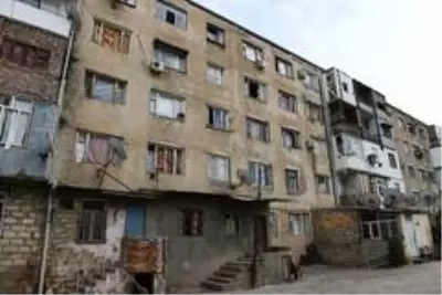 Son dakika haberi | - Gence'de füze saldırısı sonucu camları kırılan savaşzedeler kırılan camlarını naylon ve kilimle örttü Son dakika haberi | - Gence'de füze saldırısı sonucu camları kırılan savaşzedeler kırılan camlarını naylon ve kilimle örttü