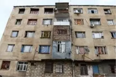 Son dakika haberi | - Gence'de füze saldırısı sonucu camları kırılan savaşzedeler kırılan camlarını naylon ve kilimle örttü Son dakika haberi | - Gence'de füze saldırısı sonucu camları kırılan savaşzedeler kırılan camlarını naylon ve kilimle örttü