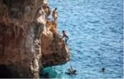 Görenler hayrete düşürdü! Ukraynalı turistlerden kayalıklarda tehlikeli eğlence Görenler hayrete düşürdü! Ukraynalı turistlerden kayalıklarda tehlikeli eğlence