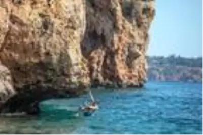 Görenler hayrete düşürdü! Ukraynalı turistlerden kayalıklarda tehlikeli eğlence Görenler hayrete düşürdü! Ukraynalı turistlerden kayalıklarda tehlikeli eğlence