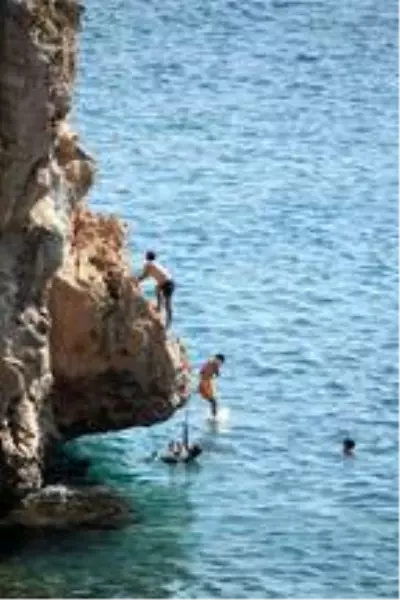 Görenler hayrete düşürdü! Ukraynalı turistlerden kayalıklarda tehlikeli eğlence Görenler hayrete düşürdü! Ukraynalı turistlerden kayalıklarda tehlikeli eğlence