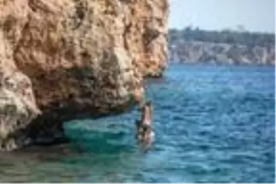 Görenler hayrete düşürdü! Ukraynalı turistlerden kayalıklarda tehlikeli eğlence Görenler hayrete düşürdü! Ukraynalı turistlerden kayalıklarda tehlikeli eğlence