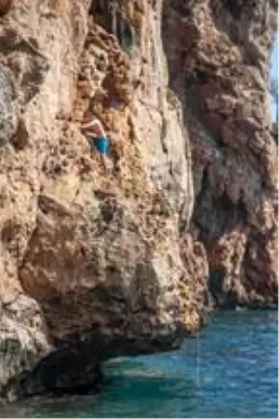 Görenler hayrete düşürdü! Ukraynalı turistlerden kayalıklarda tehlikeli eğlence Görenler hayrete düşürdü! Ukraynalı turistlerden kayalıklarda tehlikeli eğlence