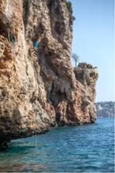 Görenler hayrete düşürdü! Ukraynalı turistlerden kayalıklarda tehlikeli eğlence Görenler hayrete düşürdü! Ukraynalı turistlerden kayalıklarda tehlikeli eğlence