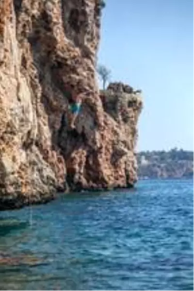 Görenler hayrete düşürdü! Ukraynalı turistlerden kayalıklarda tehlikeli eğlence Görenler hayrete düşürdü! Ukraynalı turistlerden kayalıklarda tehlikeli eğlence