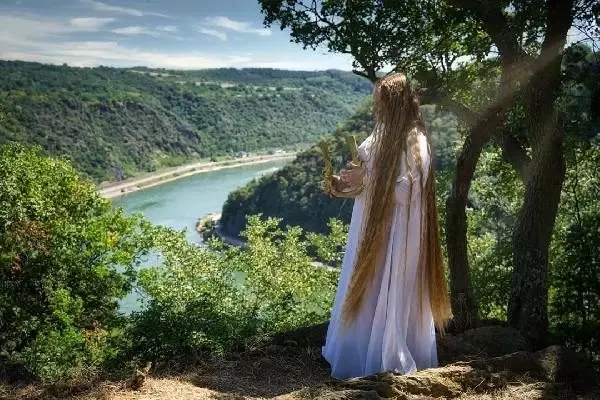 Gerçek 'Rapunzel' Almanya'da bulundu: 16 yaşından beri saçını uzatıyor Gerçek 'Rapunzel' Almanya'da bulundu: 16 yaşından beri saçını uzatıyor