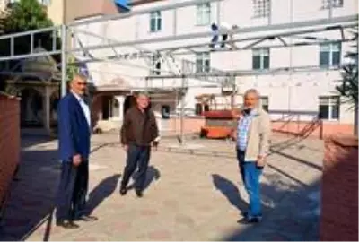 Gülüç Belediyesi cami cemaati için sundurma yapıyor Gülüç Belediyesi cami cemaati için sundurma yapıyor