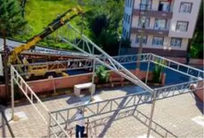 Gülüç Belediyesi cami cemaati için sundurma yapıyor Gülüç Belediyesi cami cemaati için sundurma yapıyor