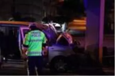 Hafif ticari araç yön levhası direğine çarptı: 1'i ağır, 4 yaralı Hafif ticari araç yön levhası direğine çarptı: 1'i ağır, 4 yaralı