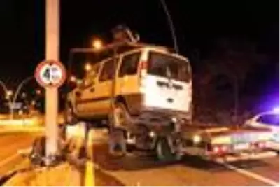 Hafif ticari araç yön levhası direğine çarptı: 1'i ağır, 4 yaralı Hafif ticari araç yön levhası direğine çarptı: 1'i ağır, 4 yaralı