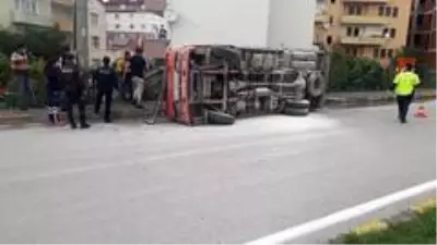 İnşaat malzemeleri yüklü kamyon devrildi: 2 yaralı İnşaat malzemeleri yüklü kamyon devrildi: 2 yaralı