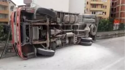 İnşaat malzemeleri yüklü kamyon devrildi: 2 yaralı İnşaat malzemeleri yüklü kamyon devrildi: 2 yaralı