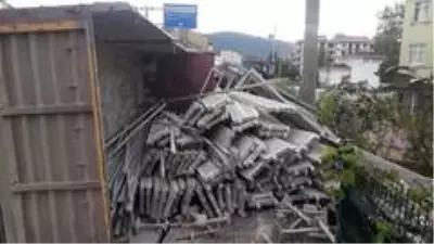 İnşaat malzemeleri yüklü kamyon devrildi: 2 yaralı İnşaat malzemeleri yüklü kamyon devrildi: 2 yaralı
