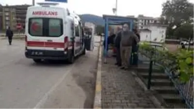 İnşaat malzemeleri yüklü kamyon devrildi: 2 yaralı İnşaat malzemeleri yüklü kamyon devrildi: 2 yaralı