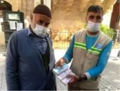 Temizlik işçisinden örnek davranış: Bulduğu 35 bin 360 lirayı sahibine teslim etti Temizlik işçisinden örnek davranış: Bulduğu 35 bin 360 lirayı sahibine teslim etti