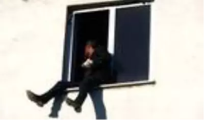 Polis, intihara kalkışan genci bir anlık dalgınlığından yararlanarak kurtardı Polis, intihara kalkışan genci bir anlık dalgınlığından yararlanarak kurtardı