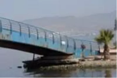 İzmir'de Barış Manço Köprüsü'nün bakımsız hali tepki çekiyor İzmir'de Barış Manço Köprüsü'nün bakımsız hali tepki çekiyor