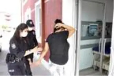 Kadınların kavgasını ayırmak isteyen başgardiyan, tabancayla yaralandı Kadınların kavgasını ayırmak isteyen başgardiyan, tabancayla yaralandı